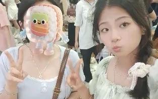 瑾汐大哥家女儿刚高考完，就现身抖音啦，这乖巧的样子，你们觉得像谁？
瑾汐看到这个