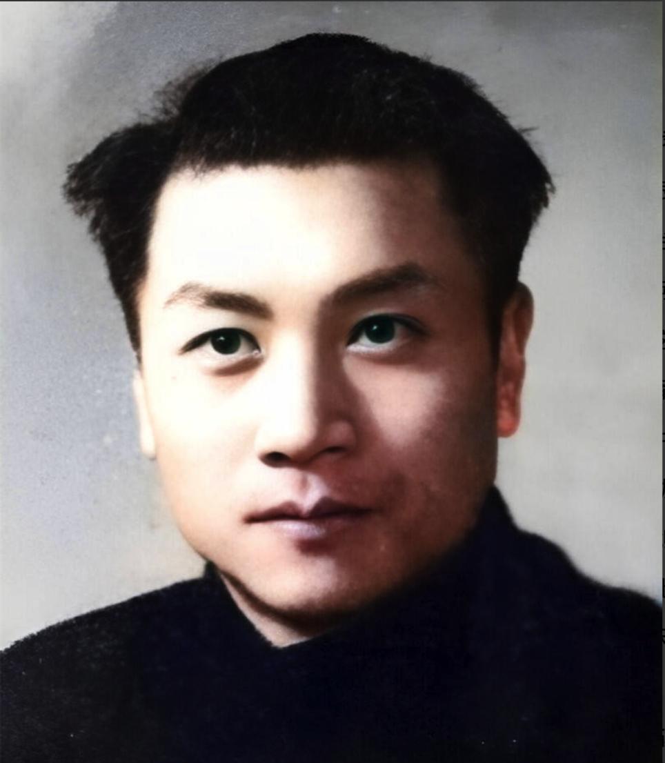 1944年，一名地下党被捕入狱。汉奸认出他，他怕扛不住酷刑泄密，直接求狱友：“快