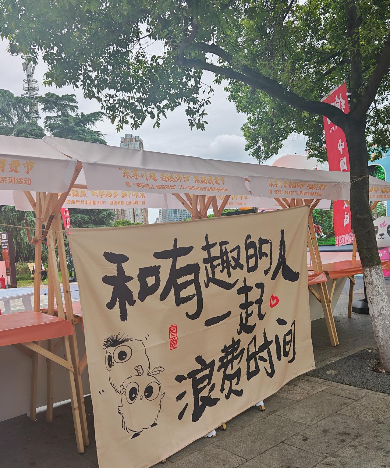 大概20年前，有一次陪老妈去给外婆扫墓，发现旁边有个墓碑，上面刻着的墓主人的出生