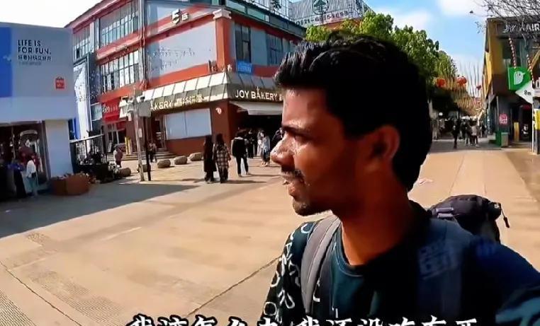 印度阿三这位穷游的博主来我国，说没有吃饭了，卡里也没取到钱，竟然我国有人给他打赏