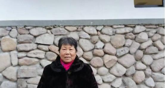 浙江，大妈和邻居是三代世仇，邻居家发生火灾，68岁的她竟三度冲进火海救出87岁的