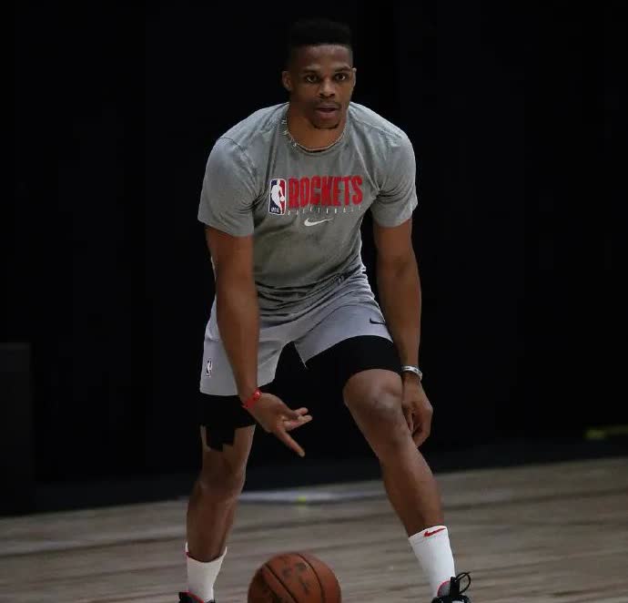 NBA老将威斯布鲁克真是太让人心疼了！今天火箭队记Bradeaux 在社媒上发文