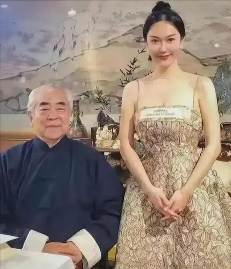 87岁范曾37岁娇妻徐萌：武大校花的豪门路
87岁书画大佬范曾和37岁老婆徐萌闹