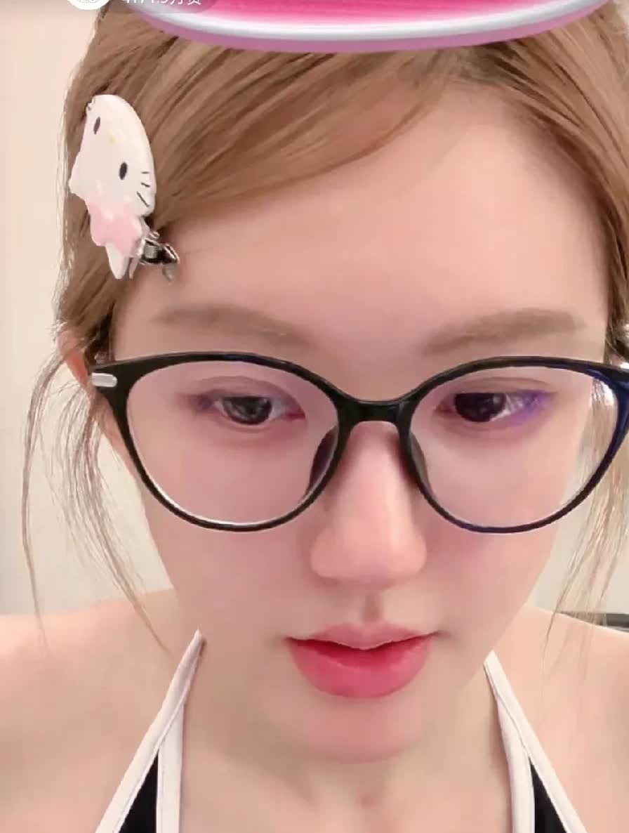 难怪赵露思会被银河酷娱牵着鼻子走
看看她以前干的事
不大聪明的样子…当年她刚