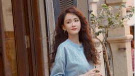 陈乔恩度假照火了！45岁穿新中式像25岁，羊毛卷造型太减龄