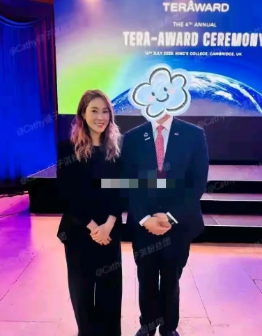 徐子淇参加自家在剑桥大学举办的聚会太素了，一身职业装，半点珠宝首饰也没有。按理说