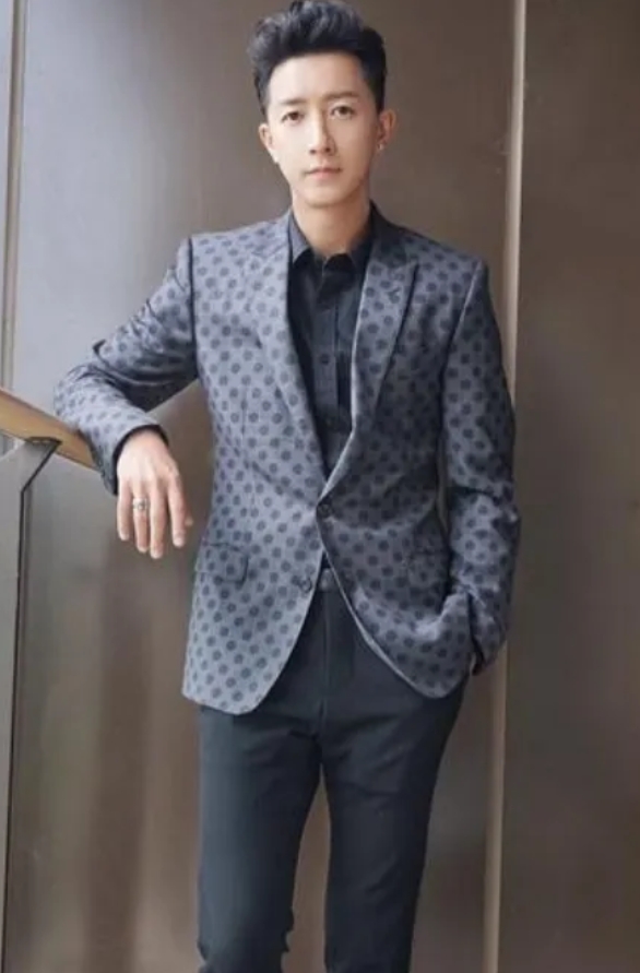 韩庚最近路人缘超好，主要是和老婆一起上了综艺，表现得很自然，没有剧本炒作。他们感