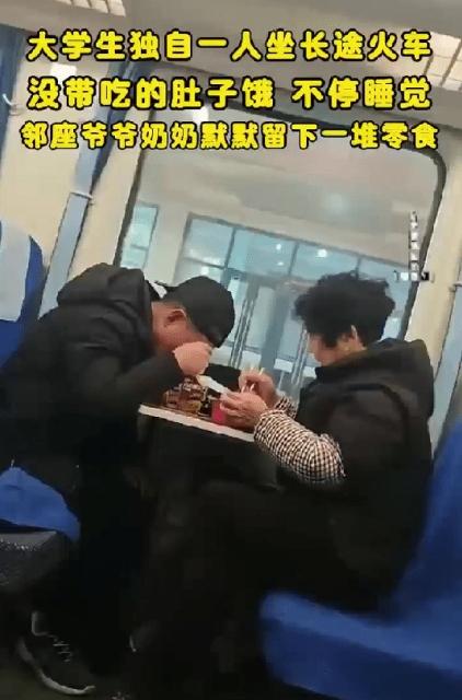 一女生独自一人去坐长途火车，由于上车时没买吃的肚子饿，她就不停地睡觉安慰自己，可