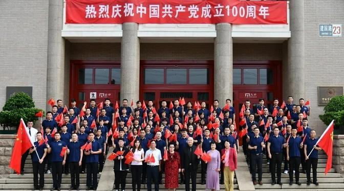 1990年，400亿女富豪陈丽华迎娶“赘婿”迟重瑞，婚后与其约法三章：一、我说话