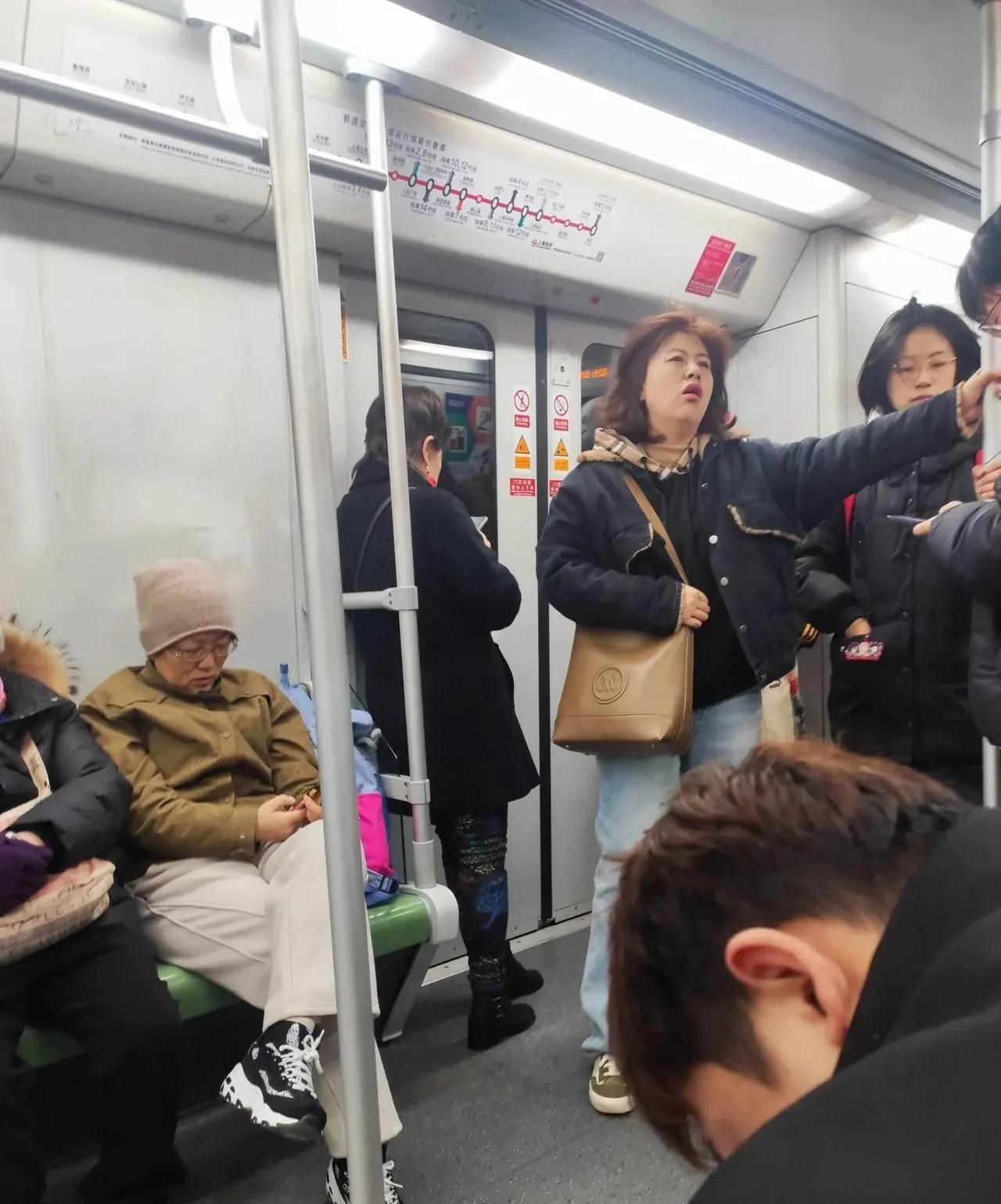 女子坐地铁被告赔偿26万？
最近上海一个女子上班时间坐地铁，在下车的时候，一个7