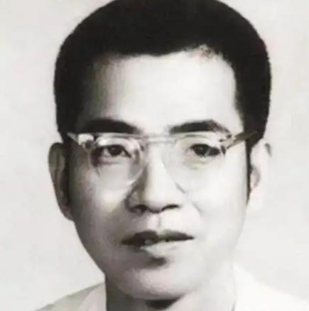 1953年，陈景润毕业后分到北京四中教书，学校却因口齿不清辞退他。之后他摆摊租书