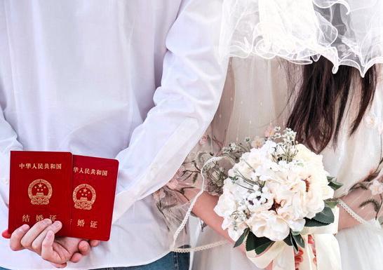 参加完亲戚的一个婚礼，感觉都是走过场，真没有必要。
新娘凌晨2点就起来化妆拍摄，