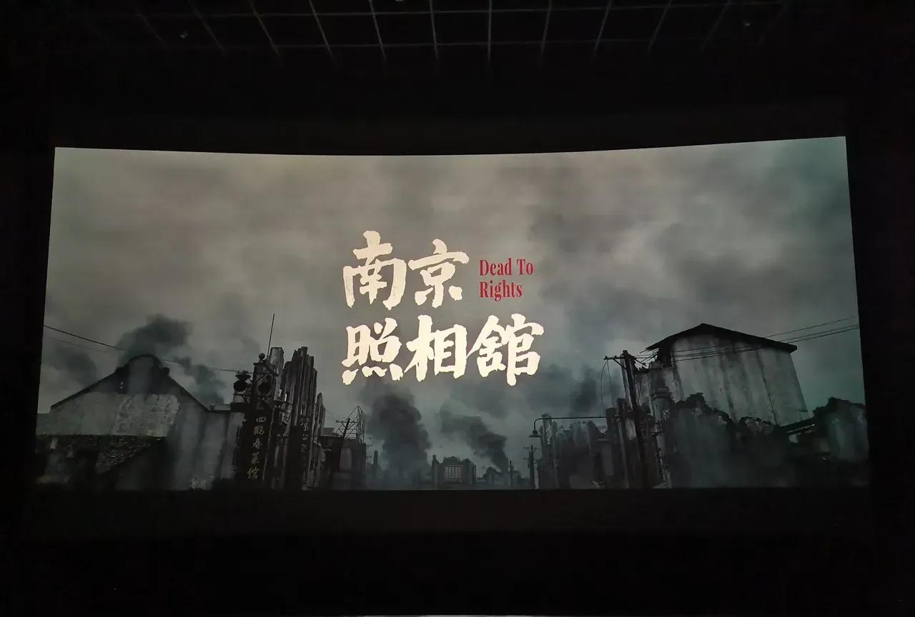 《南京照相馆》到底该不该让孩子观看？
现在已经有很多老师开始在班级群提议让家长带