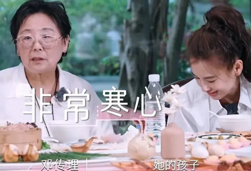 黄圣依的母亲，对杨子的厌恶，藏都不想藏。

《是女儿是妈妈2》中，黄圣依母亲邓传
