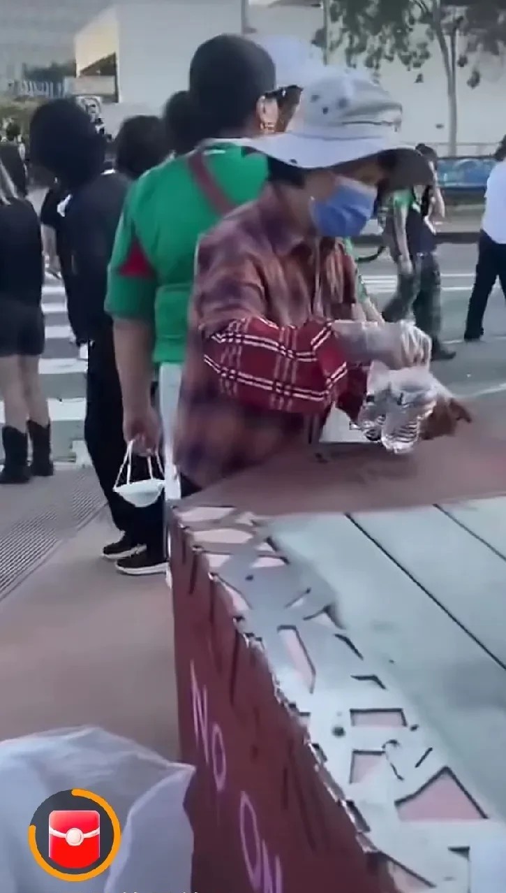 洛杉矶的骚乱，却火了这个华人大妈。
只是我觉得怪怪的，不是说美国是天堂吗？许多人