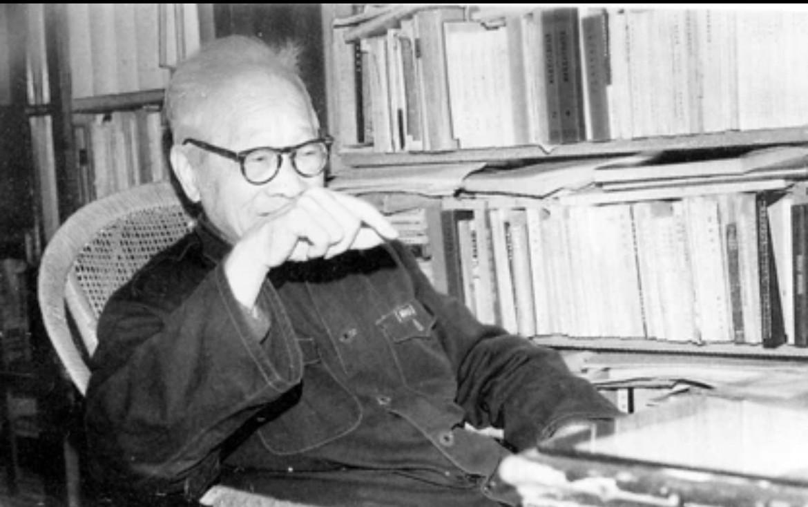 1980年，宗白华教授在北大朗润园湖畔的老照片#新锐创作者成长计划#