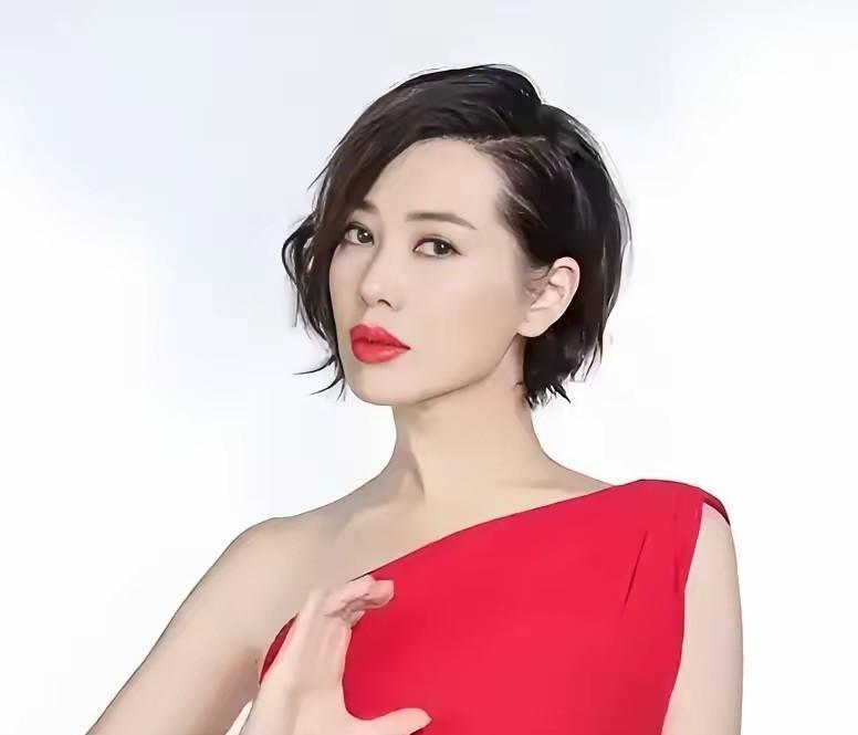 余男说，  
影后余男，终于“下凡”演古装了！这位手握12座影后奖杯的实力派，向