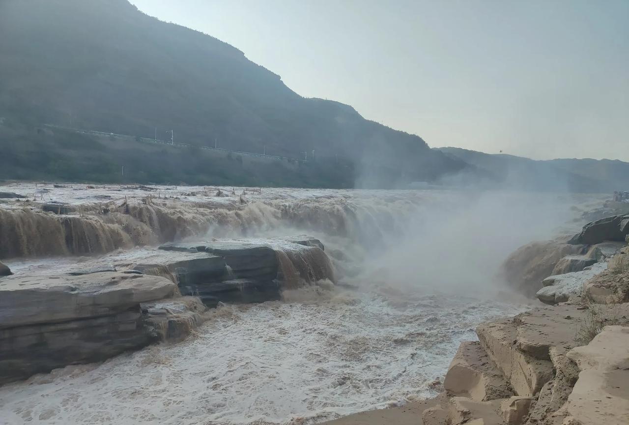 去山西旅游的建议:
1、一定要给壶口瀑布多留一点时间，最好上午去，在河边有风一点