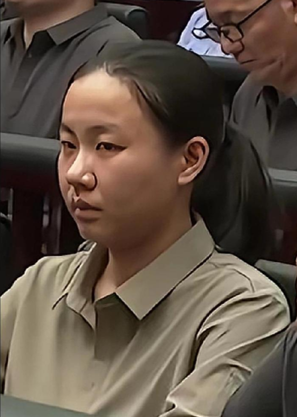 明珍珍终审不装了！眼神狠厉与爷爷如出一辙，20 多岁恶贯满盈，顶格判不亏