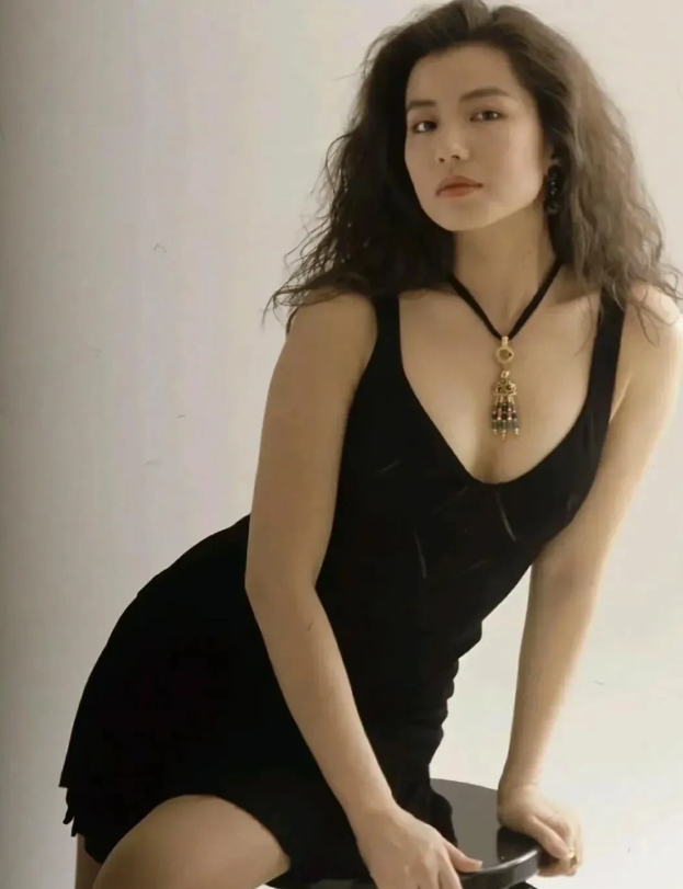 年轻时候的钟楚红颜值比较普通，在美女如云的九十年代，跟漂亮不沾边，没有关之琳、陈