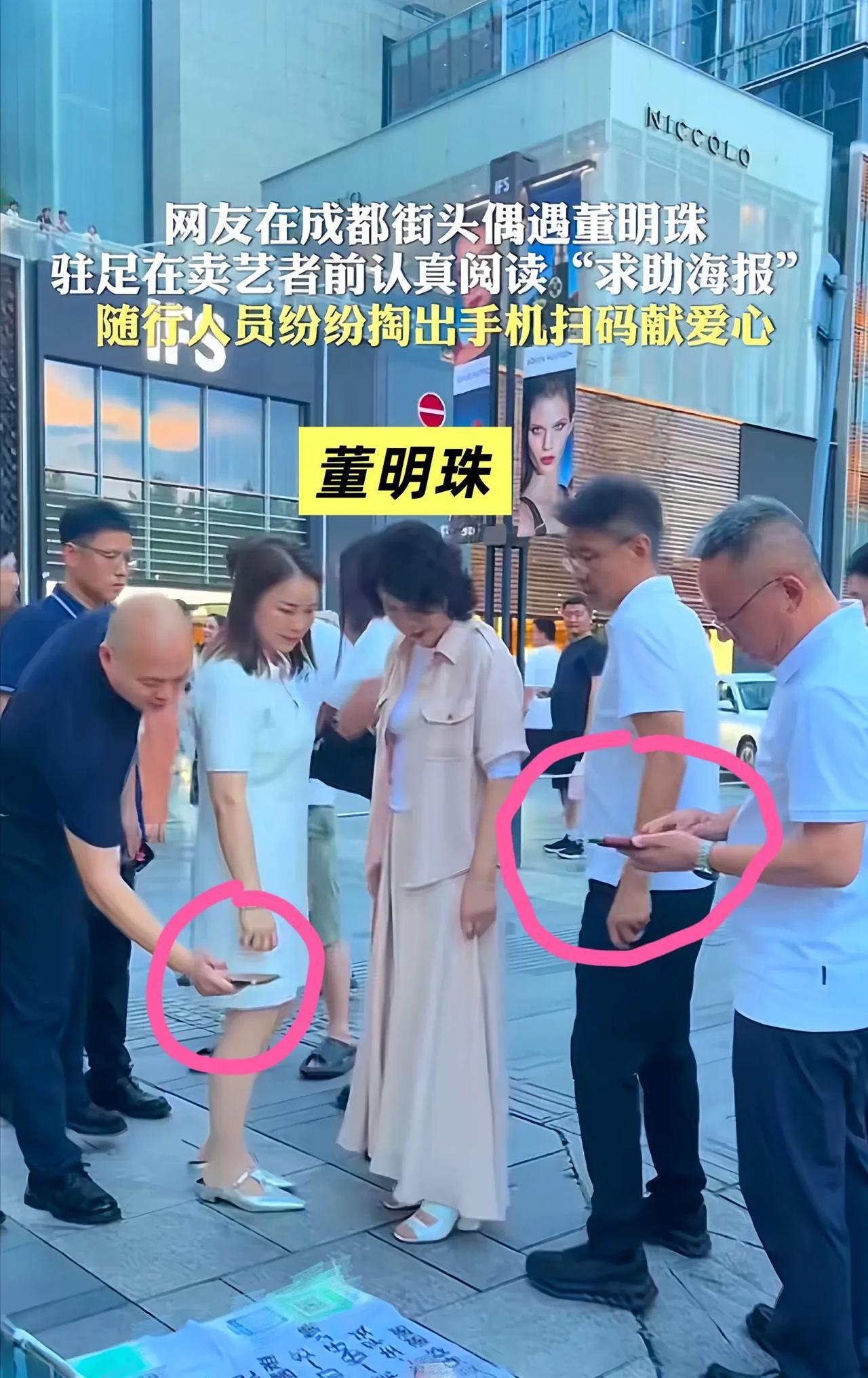 这就是领导身边人的“眼力劲”！情商、观察力和执行力缺一不可。
当董明珠驻足观看一