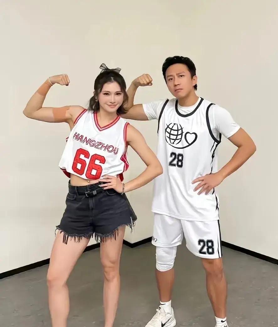 杭州奥体中心的姚基金慈善赛现场，48岁的邓超穿着标志性的28号亮白球衣亮相，一登