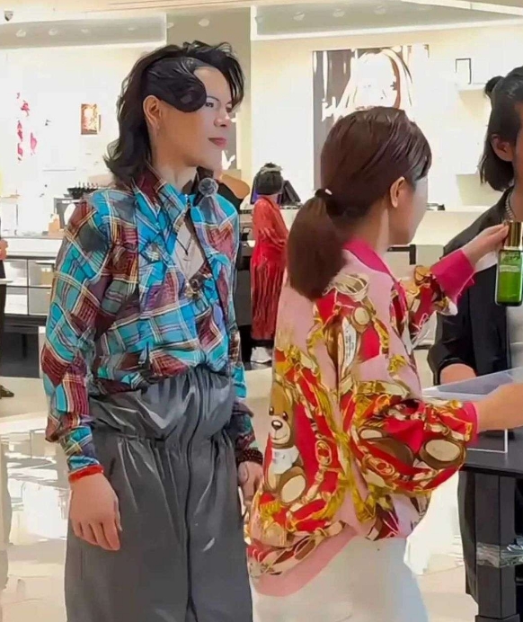 向佐他这是又偷穿了谁的衣服？
