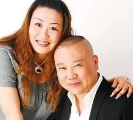 在一次采访中，有记者问及于谦：郭德纲的家庭地位怎么样？

于谦老师坦然的说到：据