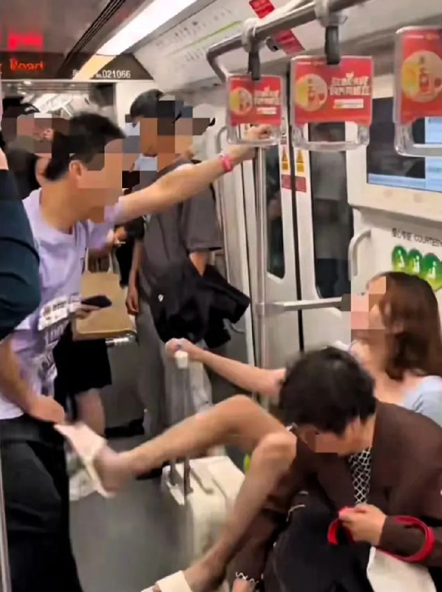 上海地铁里发生踢裆事件。

一个男的和一个女的发生了争执，互相攻击对方。   这
