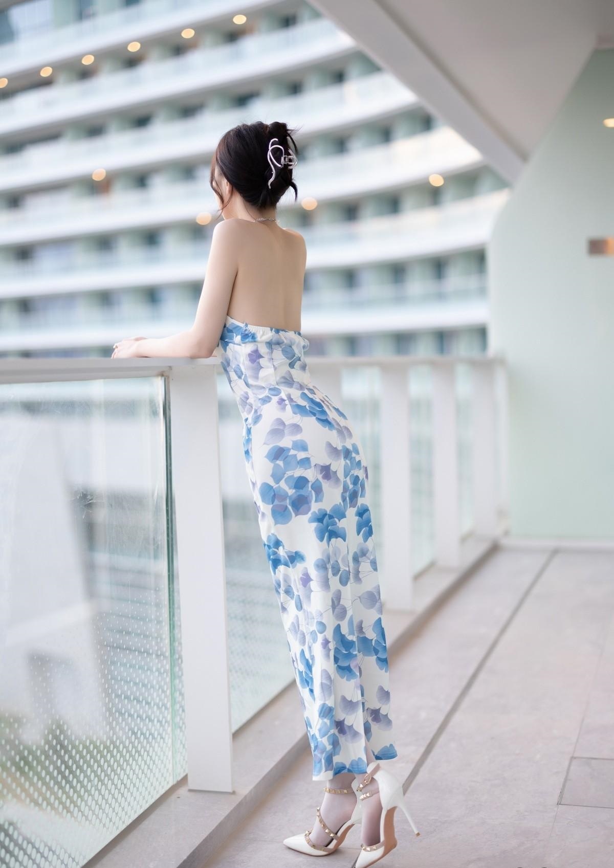 露肩白蓝连衣短裙自带清凉与知性的魅力，大面积露肤散发迷人魅力