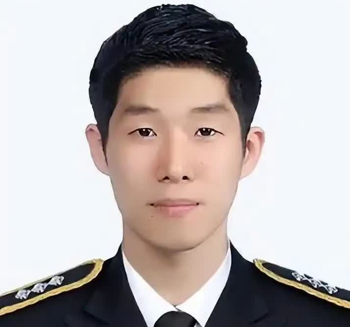 大爱无疆，爱无国界，韩国海警队员李在锡先生，9月11日为了救助被困在滩涂的中国老