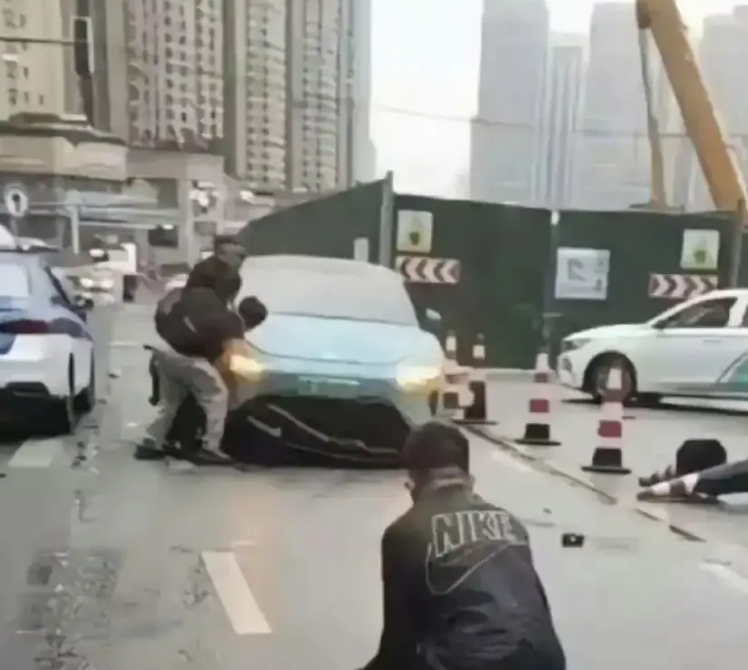 雷布斯的舒⑦又双叒出事了，这次是在贵阳的花果园，疑似舒⑦车主逆行撞人，两条鲜活的