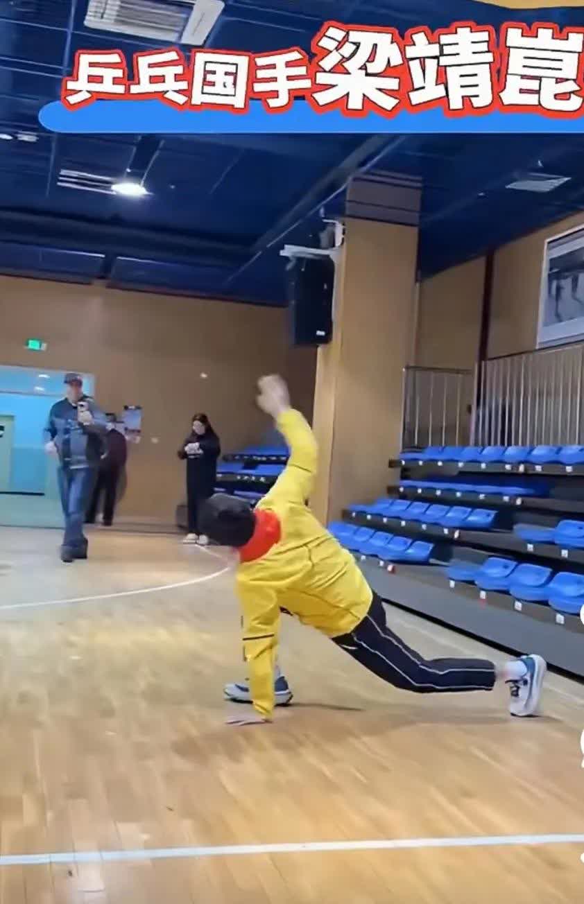 梁靖崑教孩子们热身很认真。
今天是体育老师梁靖崑，在打球前要先热身，大胖今天热