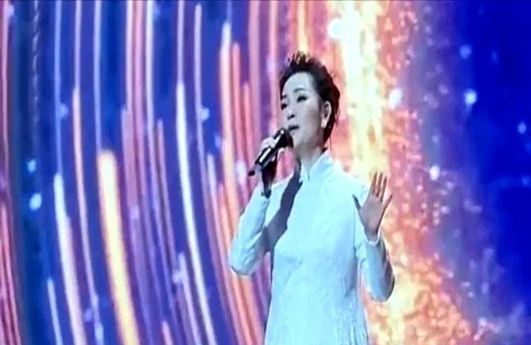 谢霆锋红馆演唱会突发名场面！
当所有人沉浸在音乐中时，72岁狄波拉突然素颜冲上舞