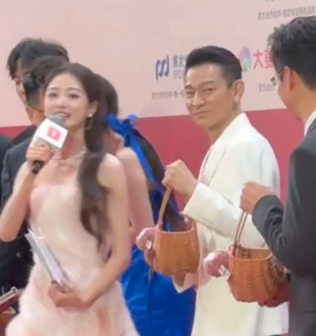杨幂穿那套衣服，在农村知道是干嘛的不！绫罗绸缎，华仔很多年没去这个电影节了，整场