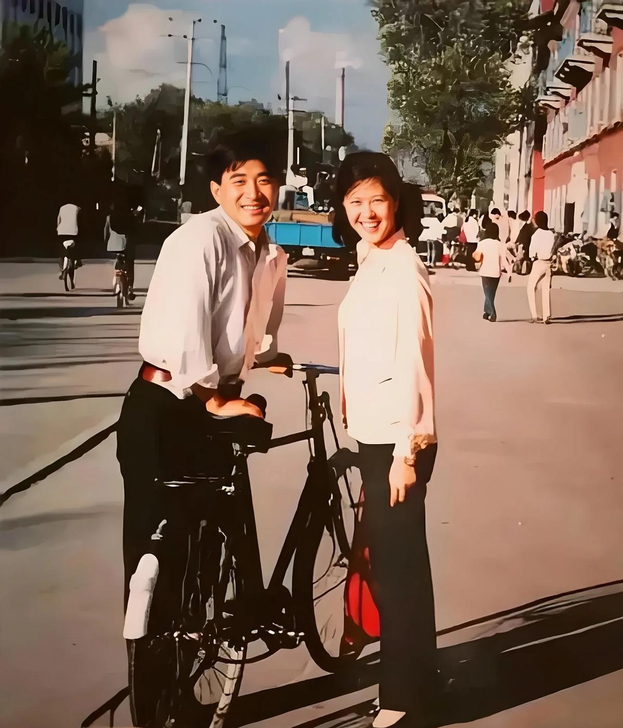 这是1983年夏日的傍晚，一对在沈阳重型机械厂工作的年轻夫妻，结束了一天的工作，