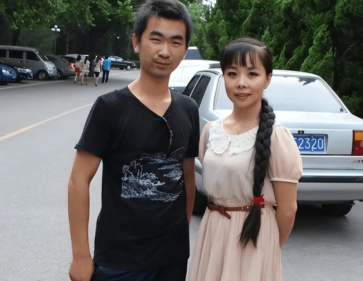 2007年王二妮出名后，男友李飞对她说“二妮，分手吧，咱俩不是同一世界的人了。”