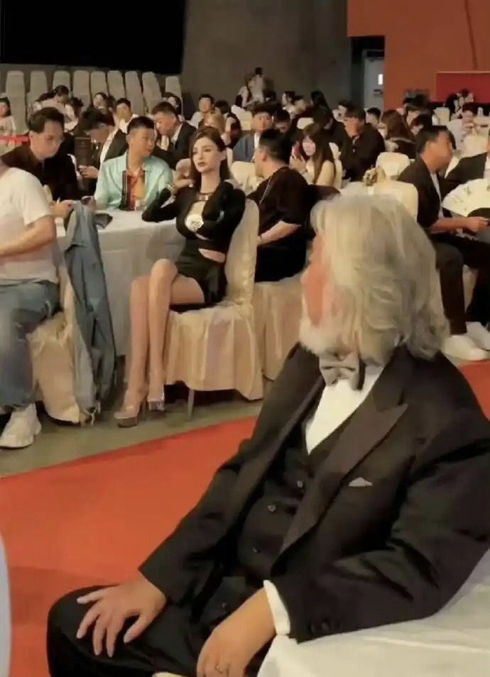 人老心不老。那边一定有什么很吸引他