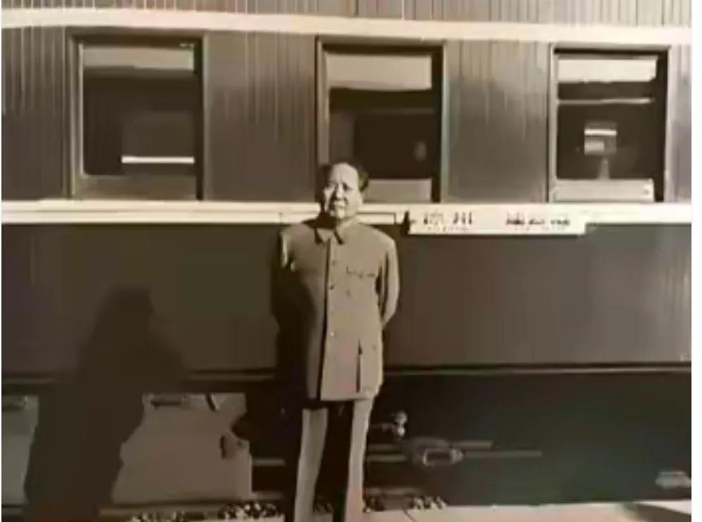 毛主席在专列前留下的一张照片，已是78岁的他，身板依旧挺拔。
这张照片拍摄于19