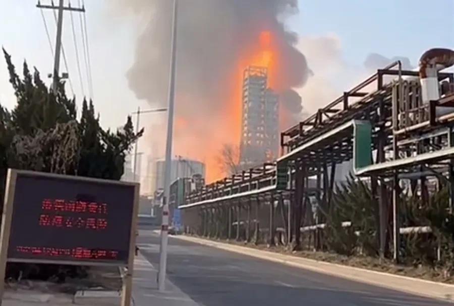今天上午十一点五十分左右，发生在山东高密一化工厂车间的爆炸事故，目前已造成五人死