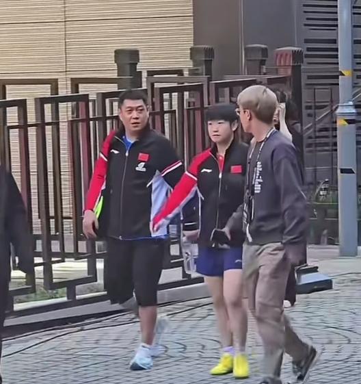 莎莎和邱贻可退场不一样，邱爸是左手拿水杯，右肩背大包，莎莎两手空空很轻松。
如果