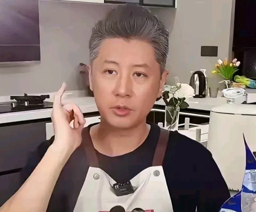 偶然看到任重的近况，不禁感慨，他可真是帅得别具一格。即便一头白发，那帅气依旧丝毫