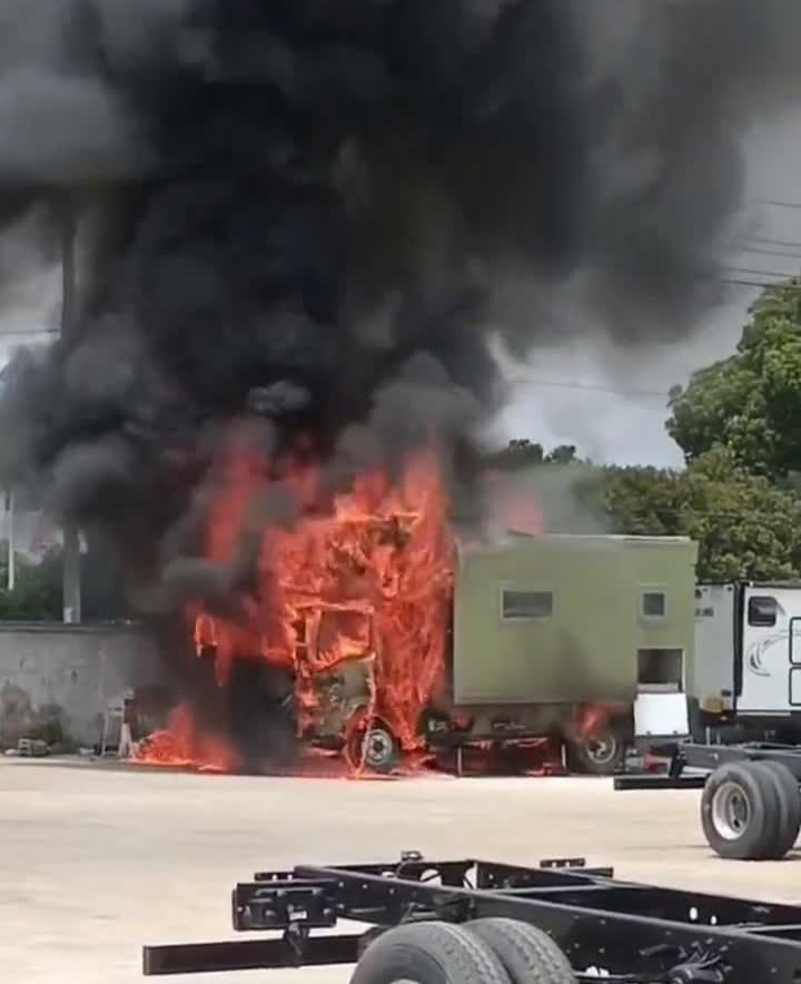 这房车一把火了。
天天跟你们说不要贪便宜，不要贪便宜，价格远低于市场行情，怎么