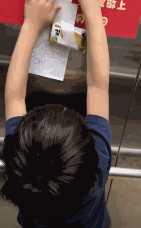 “这就是孩子的世界！”5月27日，山东一萌娃坐电梯时，看见新人贴的结婚海报，非要