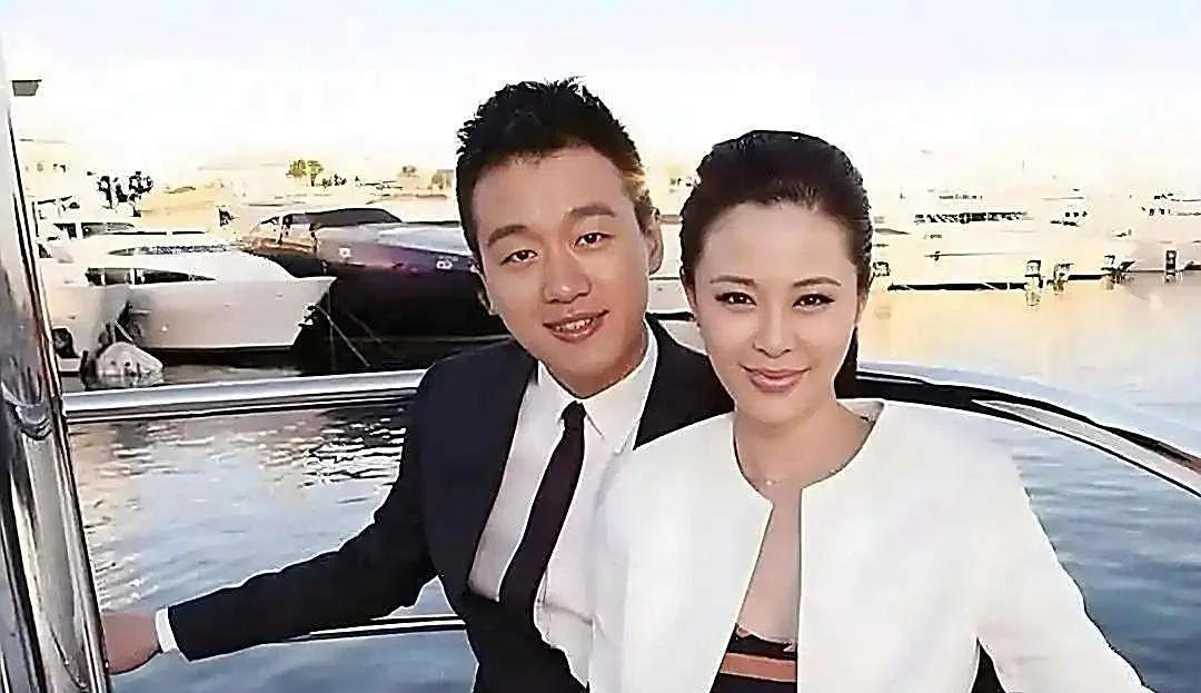 关悦和佟大为夫妻，多恩爱的一对夫妻啊！
两口子结婚几十年，恩爱如此，佟大为负责外