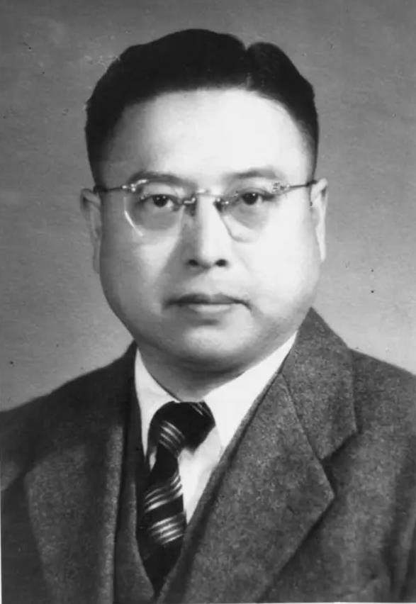 1949年5月的上海，黄竞武双手被反绑，双腿已经断了，特务把他推进了事先挖好的土