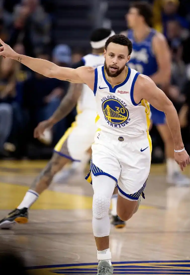 往前赛季，要知道巨星抱团并非个例，多少团队因球权分配难出成绩，多少人因想抢fmv