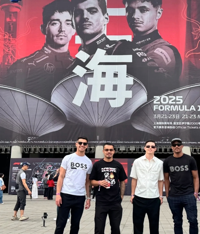 国足单后腰位置告急，李可却与申花外援去看F1中国赛