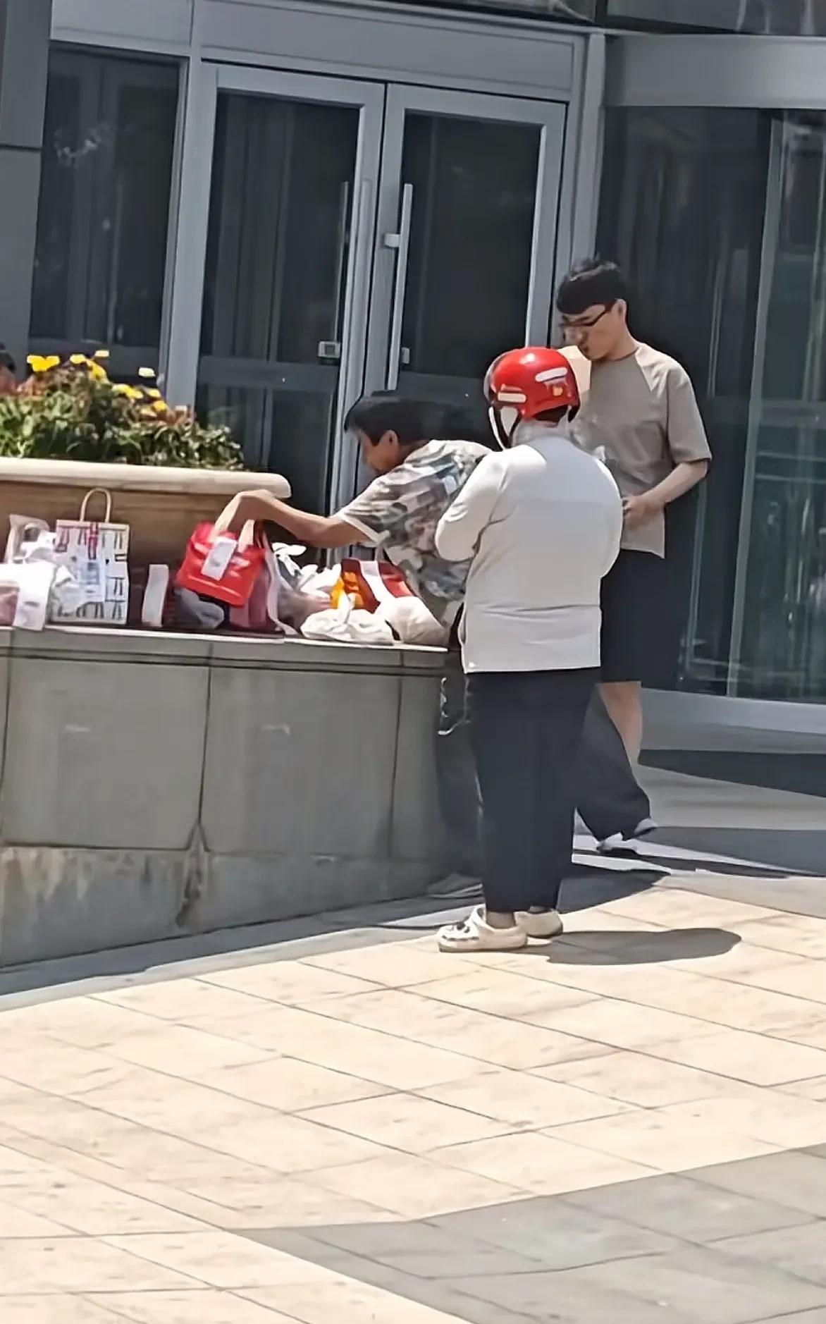为什么都觉得是老太太蹲点偷别人外卖，而不是老太太在拿自己外卖，难道老人就不能点外