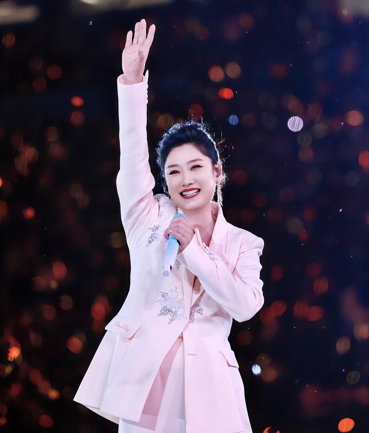 现在大家最担心的事
不是凤凰传奇演唱会取消，
也不是曾毅是不是真的身体出现了问题